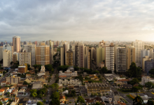 Imobiliária de Curitiba Ganha Visibilidade com Placas Criativas