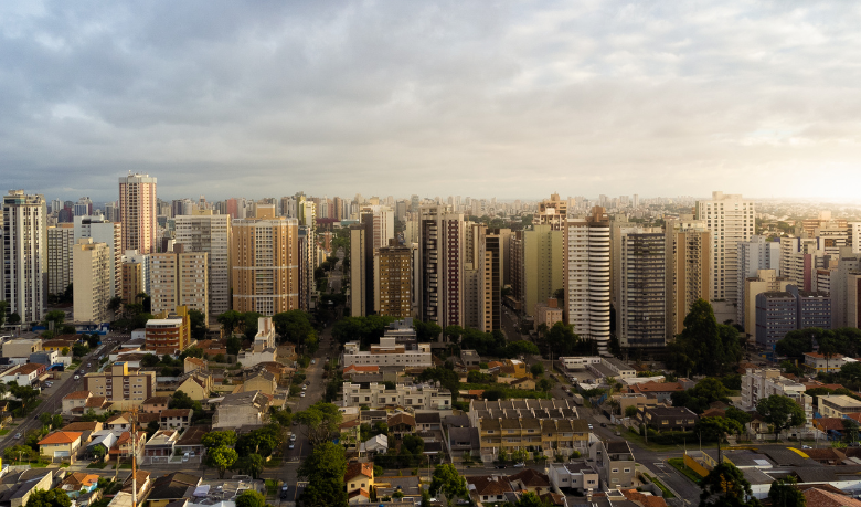 Imobiliária de Curitiba Ganha Visibilidade com Placas Criativas