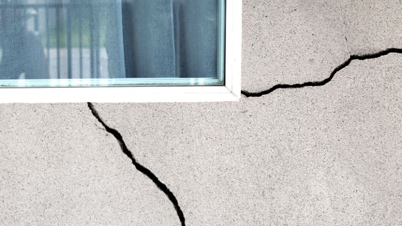 Entenda as patologias em alvenaria de blocos de concreto, seus fatores de origem, sintomas e formas de evitar problemas estruturais com a expertise de Valderci Malagosini Machado.