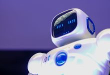 Robô humanoide moderno diante de uma tela luminosa, representando a inteligência artificial e seus avanços tecnológicos.
