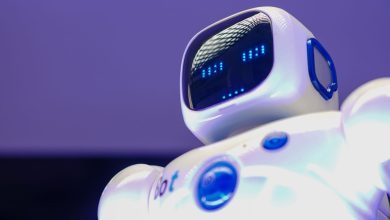 Robô humanoide moderno diante de uma tela luminosa, representando a inteligência artificial e seus avanços tecnológicos.