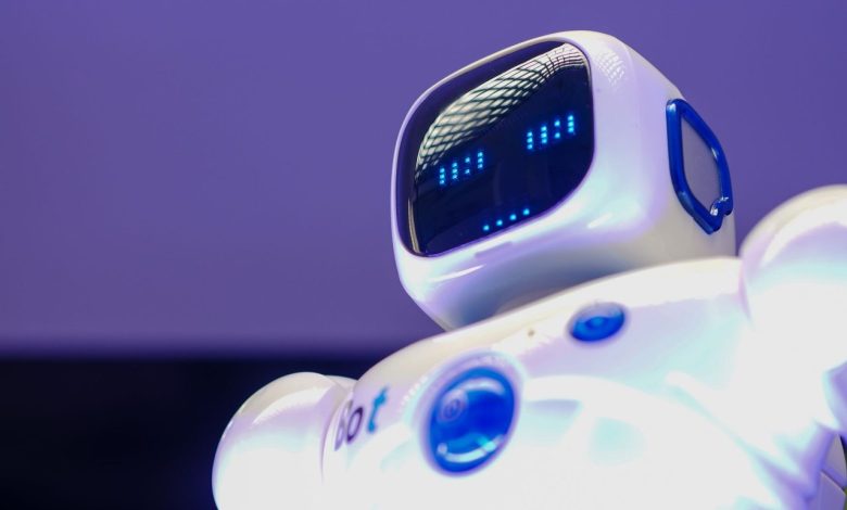 Robô humanoide moderno diante de uma tela luminosa, representando a inteligência artificial e seus avanços tecnológicos.