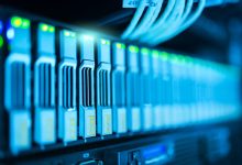 Rack de servidores com luzes azuis em um moderno datacenter
