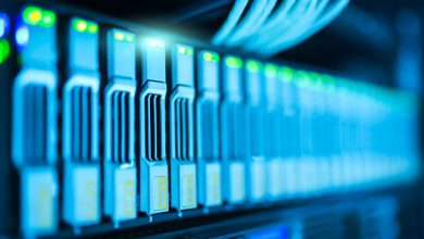 Rack de servidores com luzes azuis em um moderno datacenter