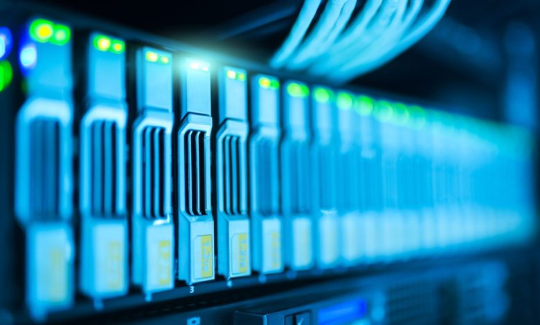 Rack de servidores com luzes azuis em um moderno datacenter