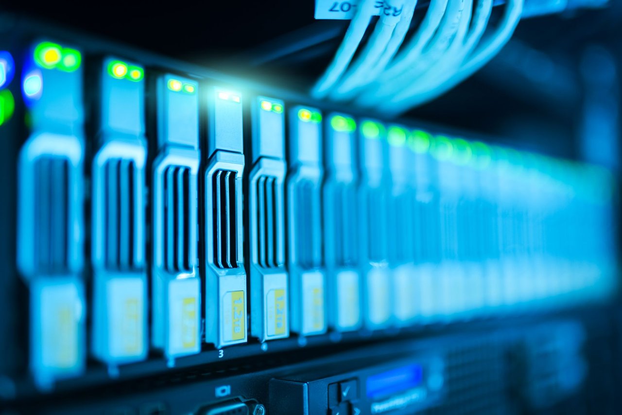 Rack de servidores com luzes azuis em um moderno datacenter