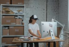 Profissional trabalhando em um computador em um escritório organizado.