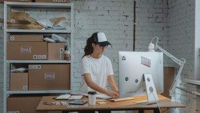 Profissional trabalhando em um computador em um escritório organizado.