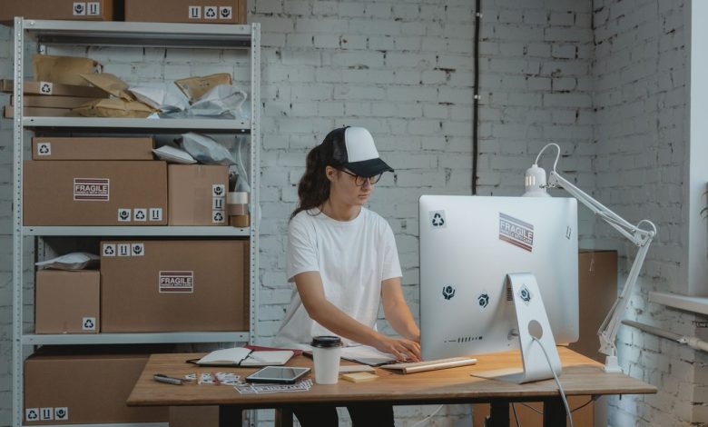 Profissional trabalhando em um computador em um escritório organizado.