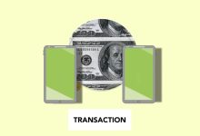 Ilustração isométrica de transferência de dinheiro pela internet entre telefones celulares.