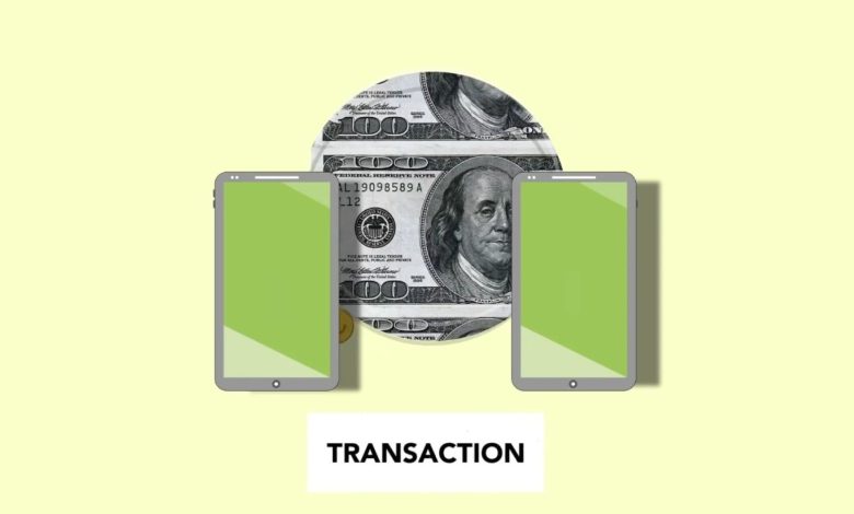 Ilustração isométrica de transferência de dinheiro pela internet entre telefones celulares.