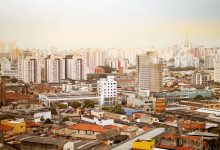Vista aérea da paisagem urbana de São Paulo, com edifícios residenciais e arranha-céus.