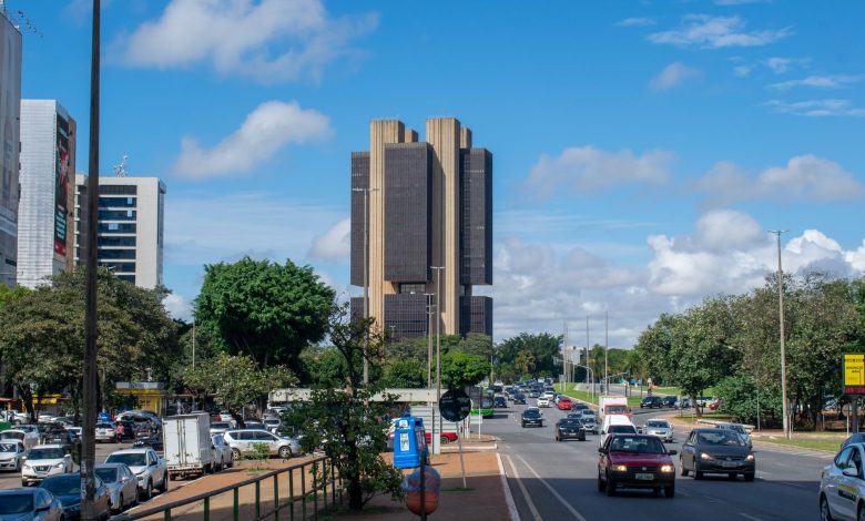 Vista externa do Banco Central do Brasil em Brasília, sob um céu claro.