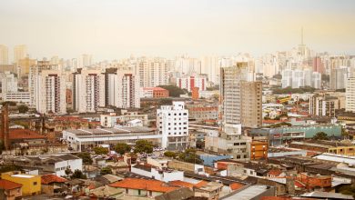 Vista aérea da paisagem urbana de São Paulo, com edifícios residenciais e arranha-céus.