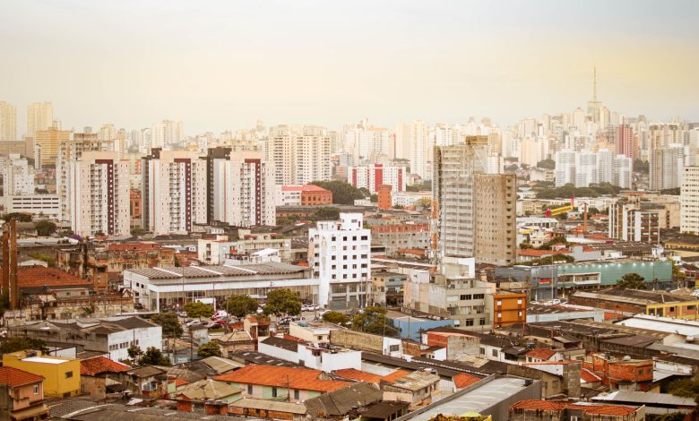 Vista aérea da paisagem urbana de São Paulo, com edifícios residenciais e arranha-céus.