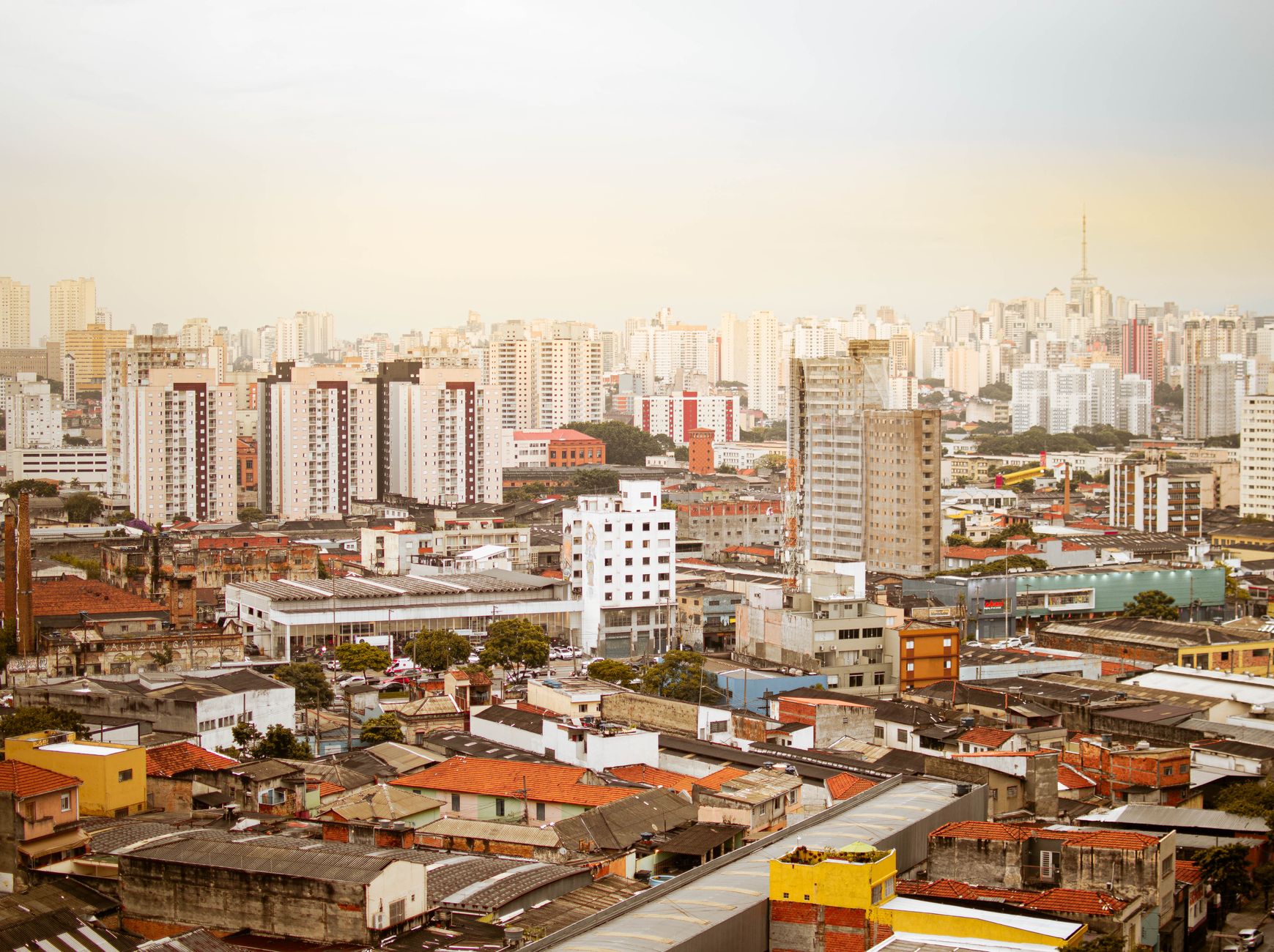 Vista aérea da paisagem urbana de São Paulo, com edifícios residenciais e arranha-céus.